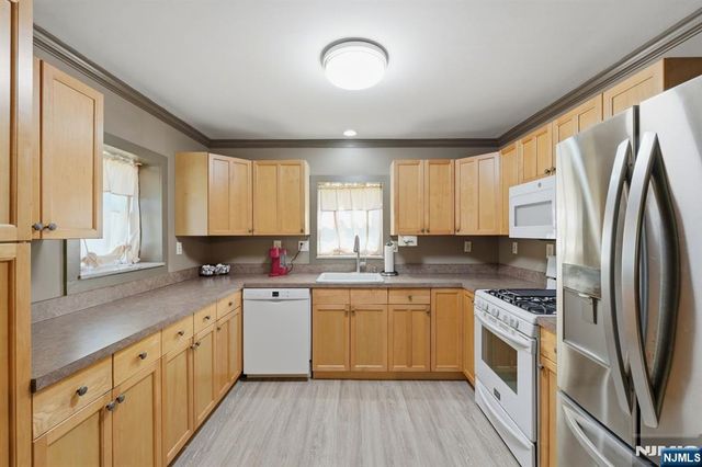 81 Sergeantsville Road, Flemington, NJ 08822