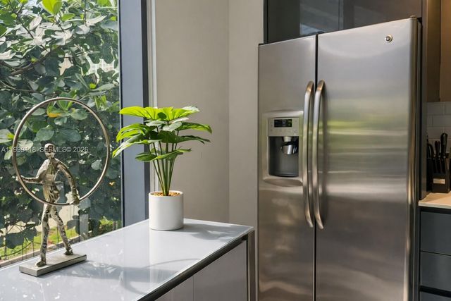 31 SE 6th St 301, Miami, FL 33131