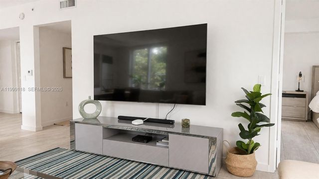 31 SE 6th St 301, Miami, FL 33131