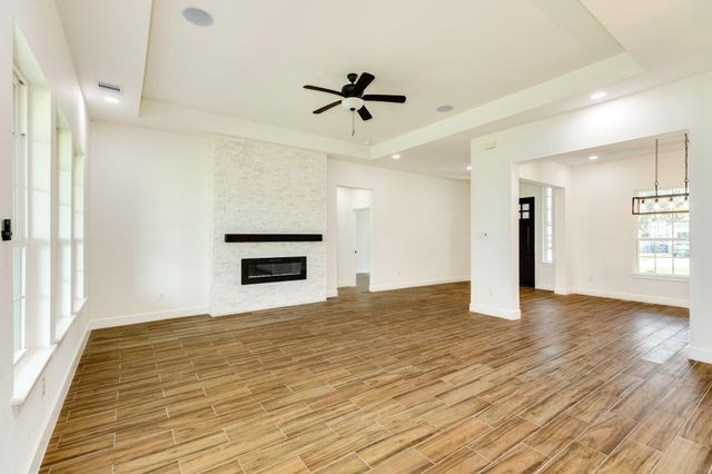 2138 Twin Lakes Boulevard, West Columbia, TX 77486