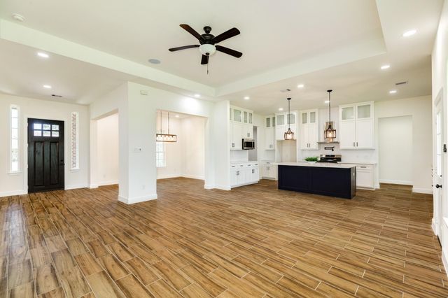 2138 Twin Lakes Boulevard, West Columbia, TX 77486