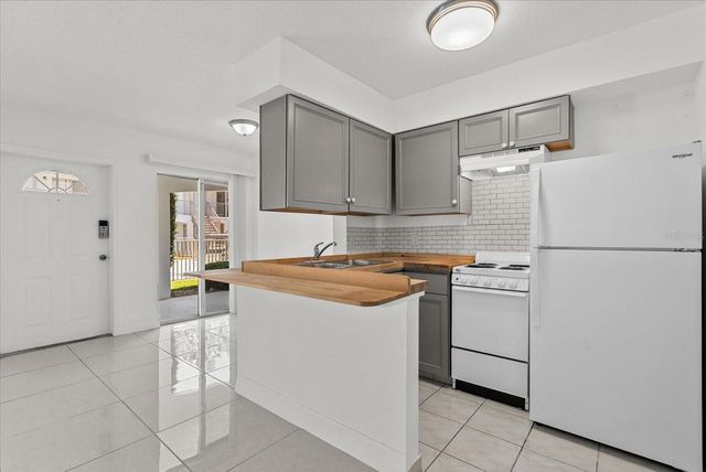 4035 S SCHOOL AVENUE B3, Sarasota, FL 34231