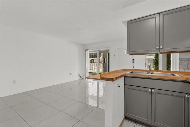 4035 S SCHOOL AVENUE B3, Sarasota, FL 34231