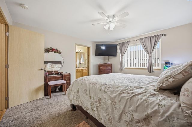 6302 Osburn Ct, West Richland, WA 99353