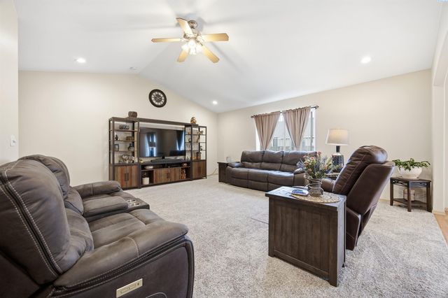 6302 Osburn Ct, West Richland, WA 99353