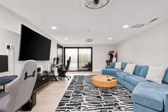 770 Mulholand Dr, Ripon, CA 95366
