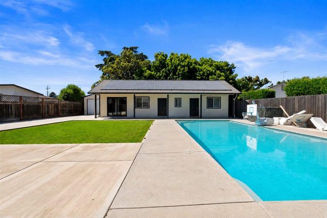 770 Mulholand Dr, Ripon, CA 95366