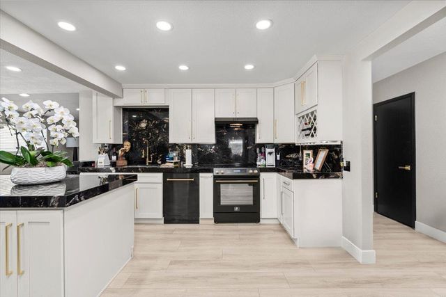 770 Mulholand Dr, Ripon, CA 95366