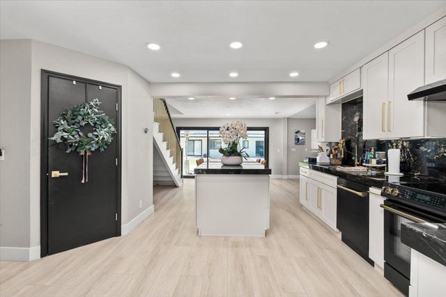 770 Mulholand Dr, Ripon, CA 95366