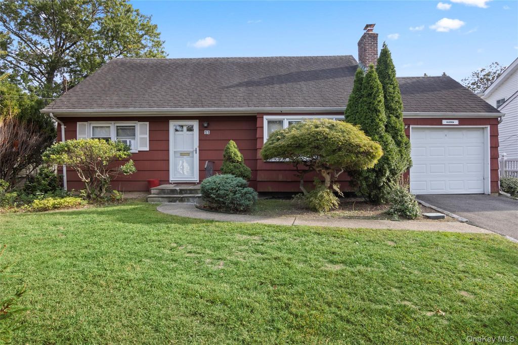 11 Glenwood Road, Glen Head, NY 11545