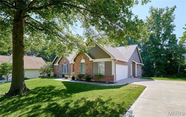 390 Portsmouth Drive, St Charles, MO 63303