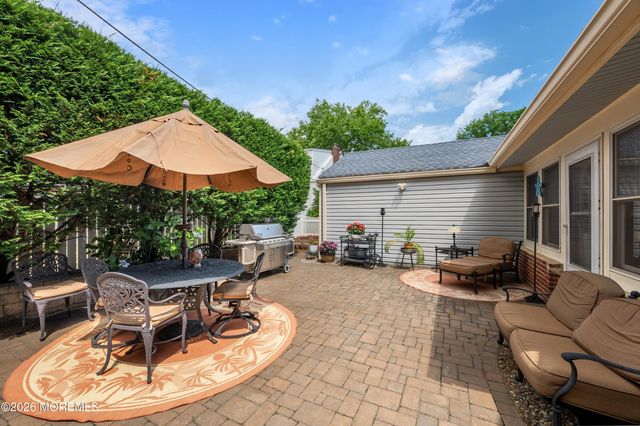 8 W Lake Road, Red Bank, NJ 07701