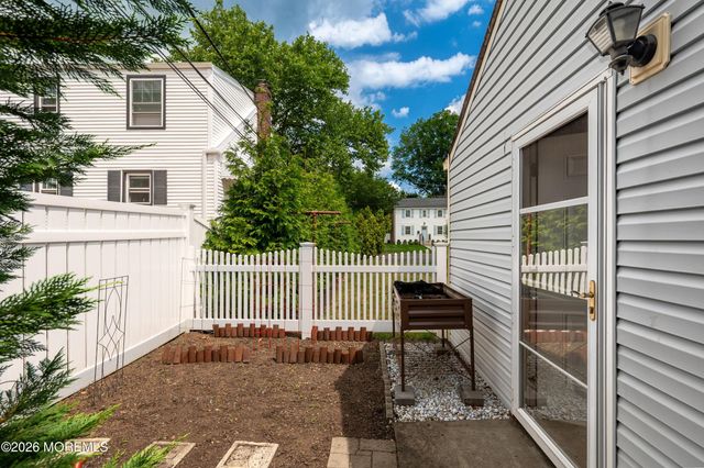 8 W Lake Road, Red Bank, NJ 07701