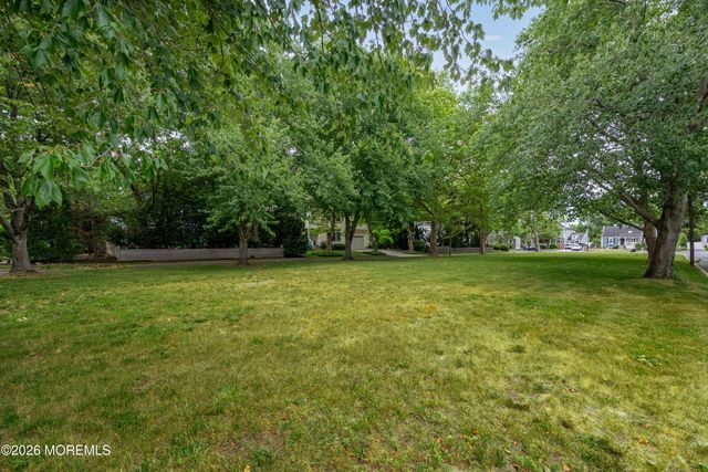 8 W Lake Road, Red Bank, NJ 07701