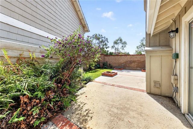 2072 Cherokee, Tustin, CA 92782