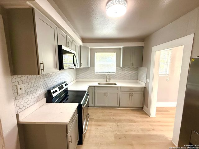 1834 Center St, San Antonio, TX 78202