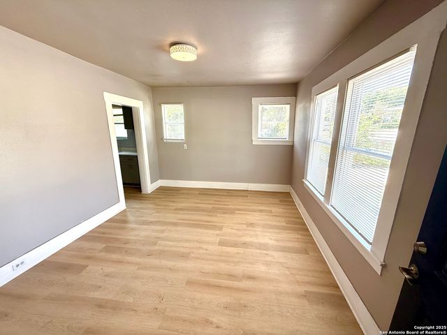 1834 Center St, San Antonio, TX 78202