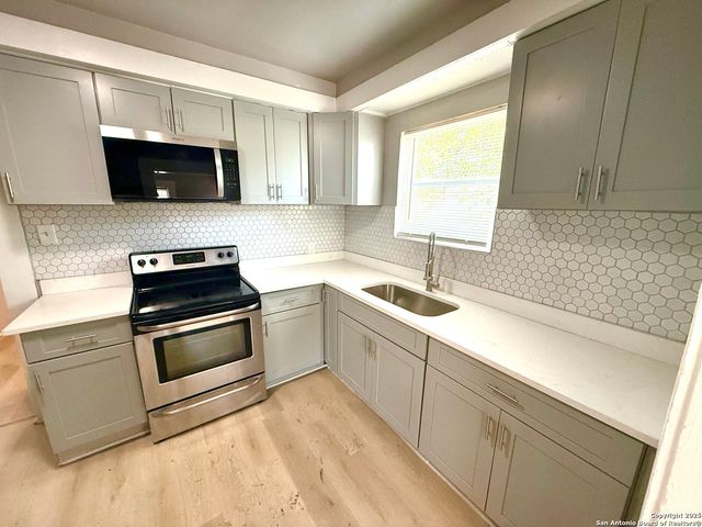 1834 Center St, San Antonio, TX 78202