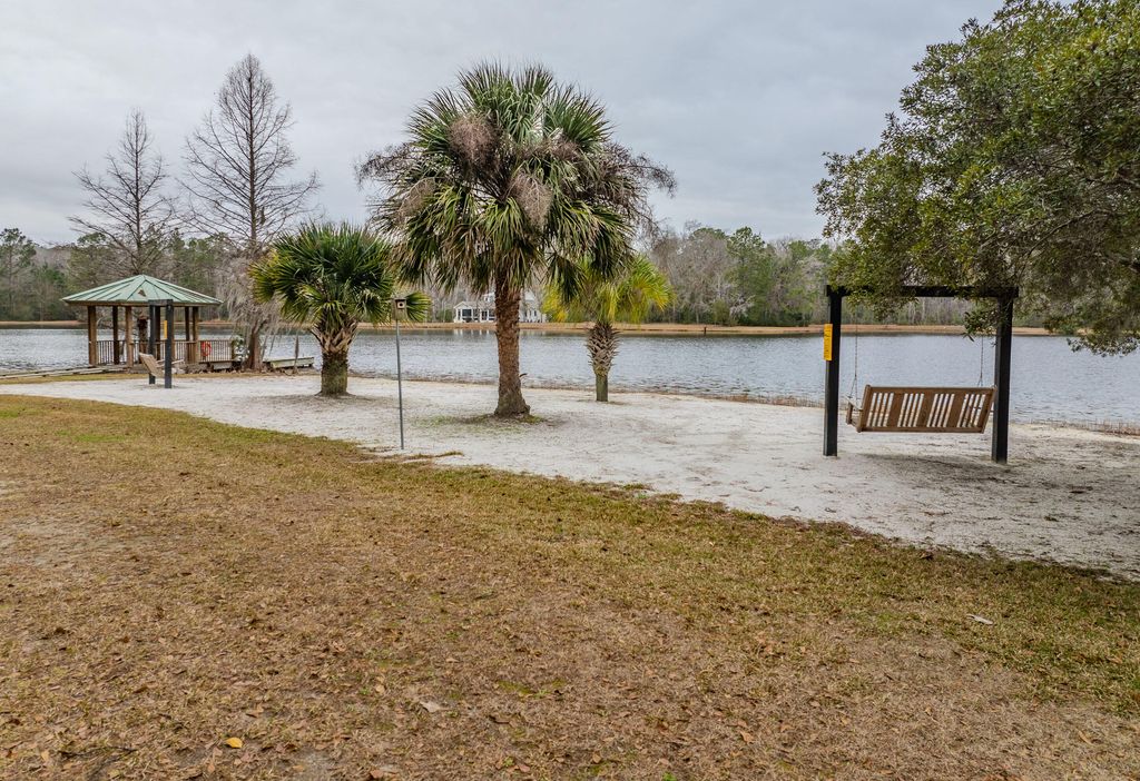 Image 10 of property listing at 7 Blake Lane, Seabrook, SC 29940