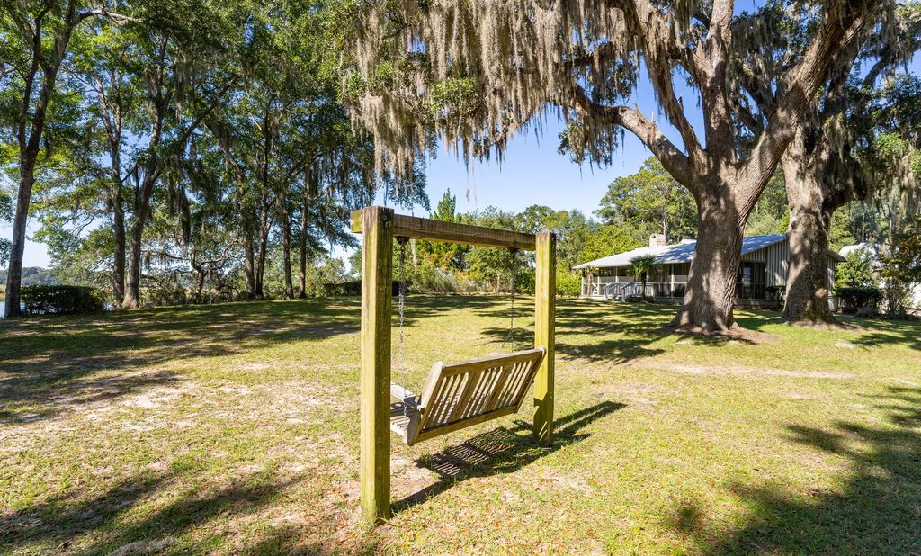Image 14 of property listing at 7 Blake Lane, Seabrook, SC 29940