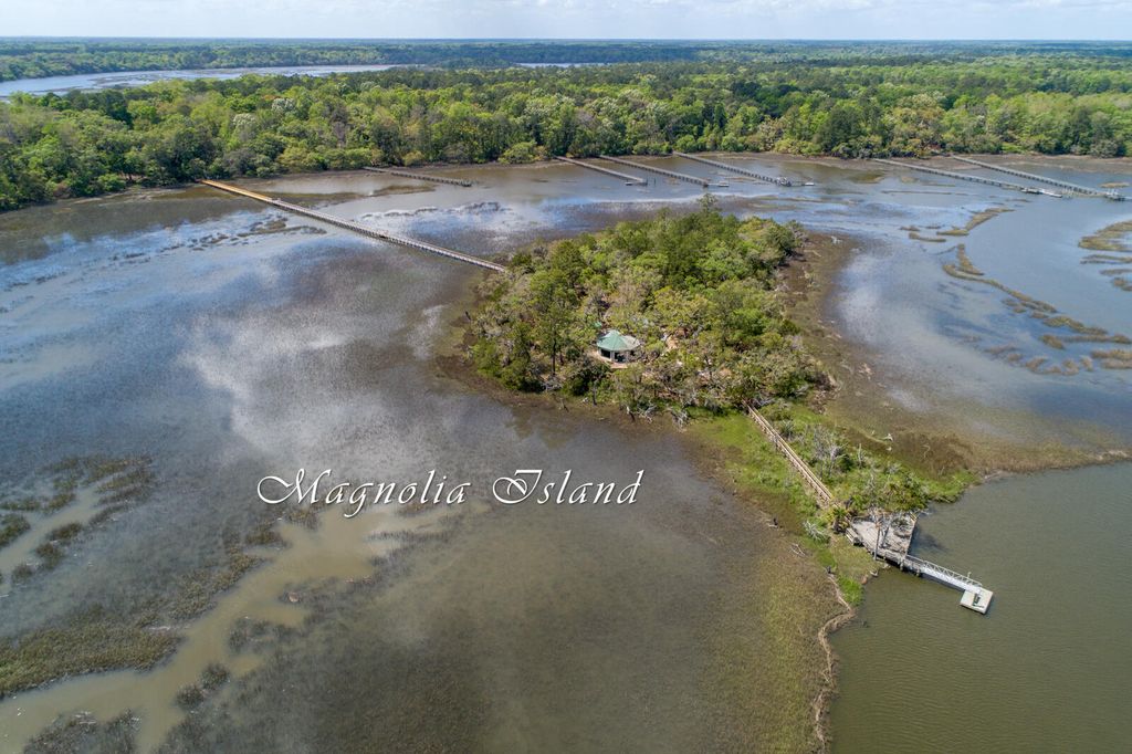 Image 4 of property listing at 7 Blake Lane, Seabrook, SC 29940