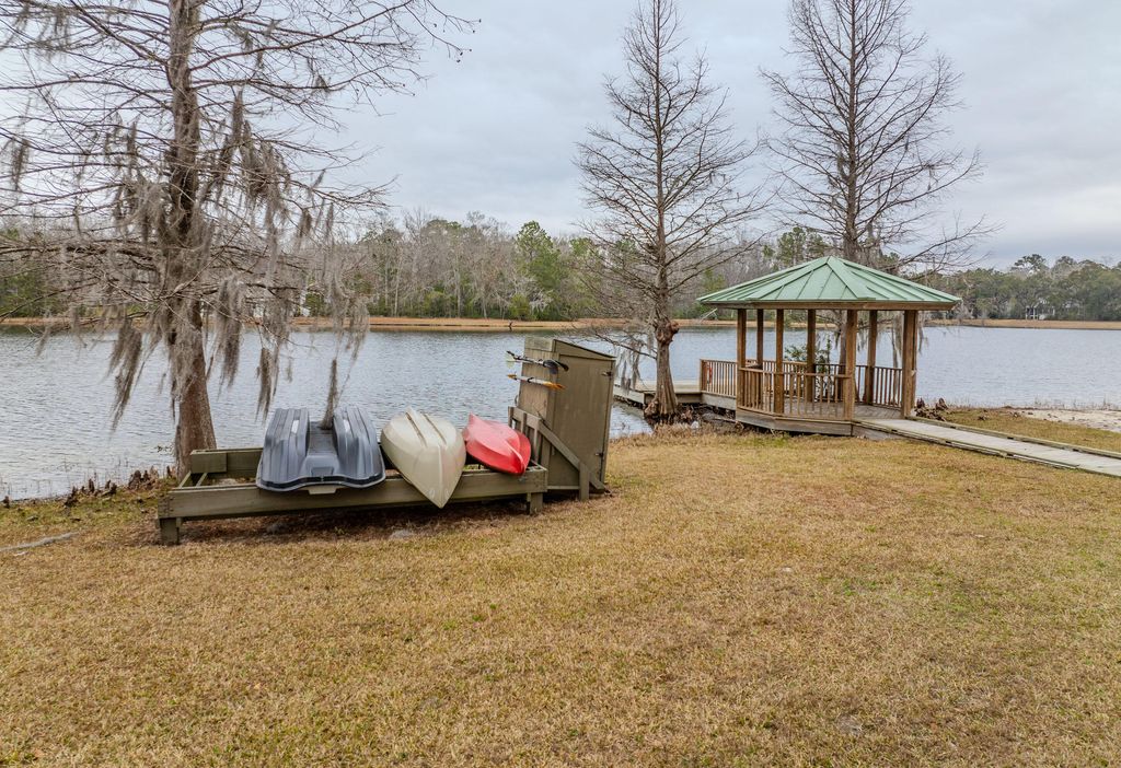 Image 8 of property listing at 7 Blake Lane, Seabrook, SC 29940
