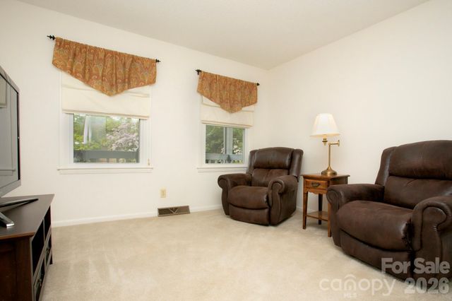 104 Richards Drive, Hendersonville, NC 28792