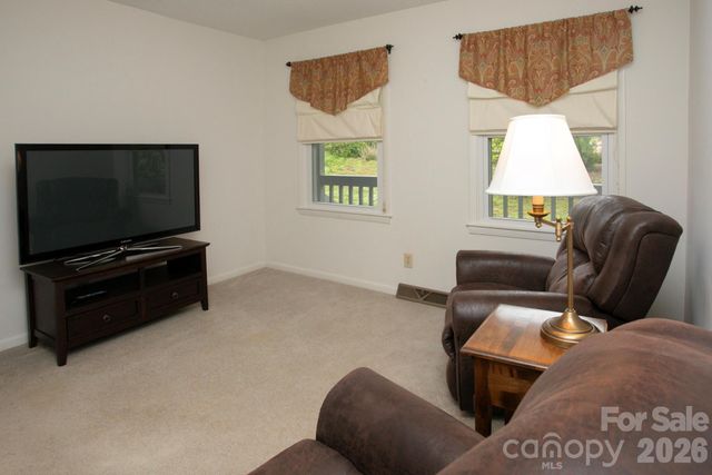 104 Richards Drive, Hendersonville, NC 28792