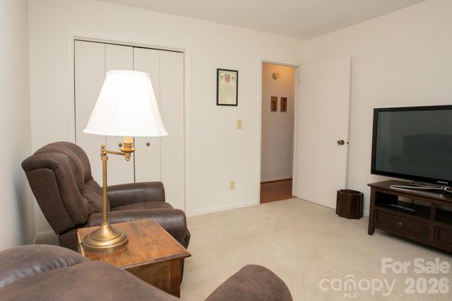 104 Richards Drive, Hendersonville, NC 28792