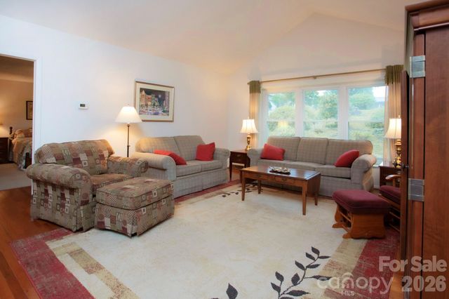 104 Richards Drive, Hendersonville, NC 28792