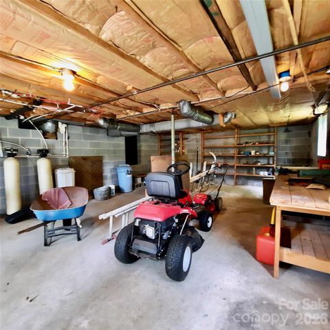 104 Richards Drive, Hendersonville, NC 28792