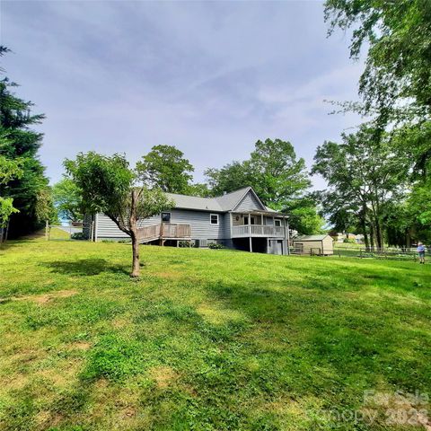 104 Richards Drive, Hendersonville, NC 28792