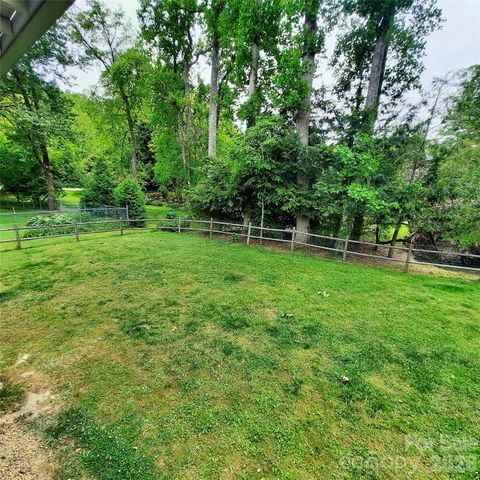 104 Richards Drive, Hendersonville, NC 28792