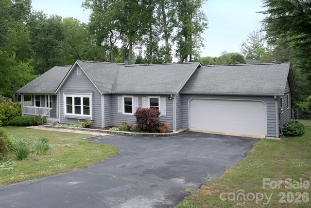 104 Richards Drive, Hendersonville, NC 28792