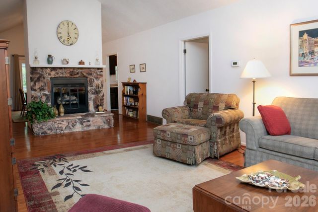 104 Richards Drive, Hendersonville, NC 28792
