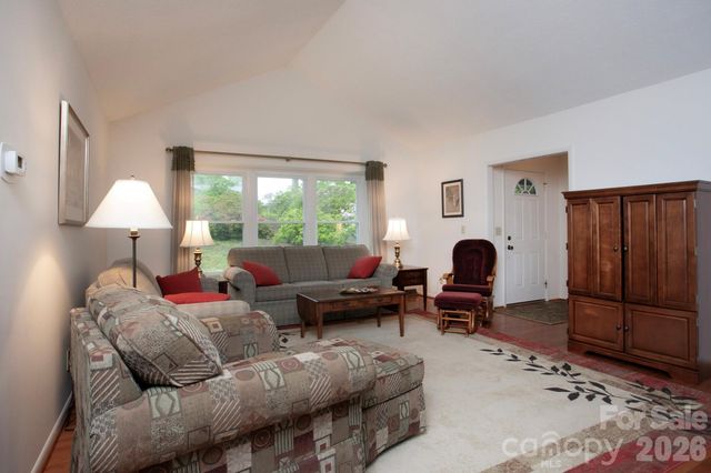 104 Richards Drive, Hendersonville, NC 28792