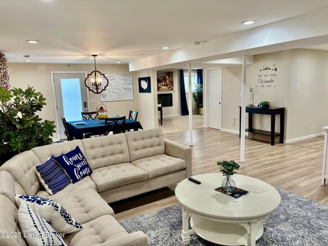 12016 Parkland Ct, Middeltown, KY 40243