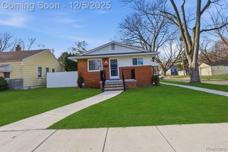 18704 Kenosha Street, Harper Woods, MI 48225