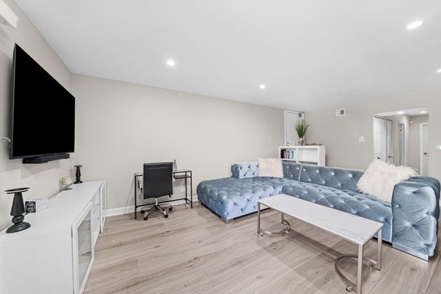 8094 Garfield Avenue 4-3, Burr Ridge, IL 60527