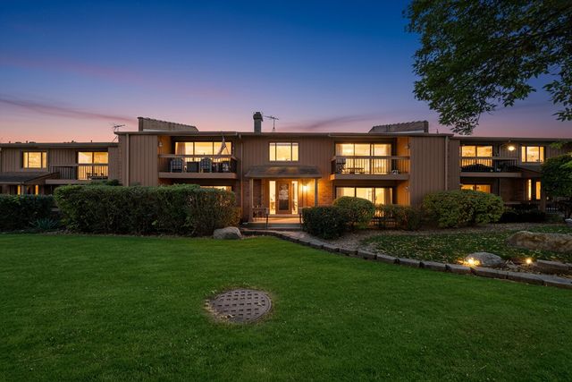 8094 Garfield Avenue 4-3, Burr Ridge, IL 60527