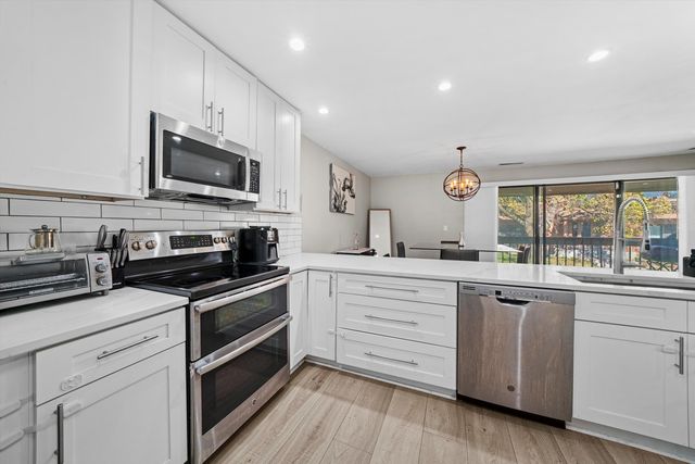 8094 Garfield Avenue 4-3, Burr Ridge, IL 60527