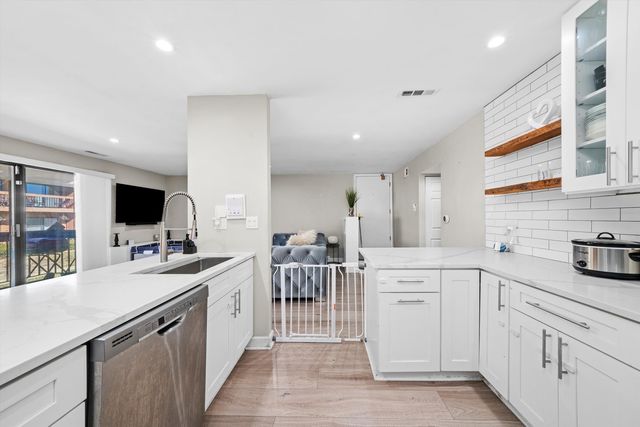 8094 Garfield Avenue 4-3, Burr Ridge, IL 60527