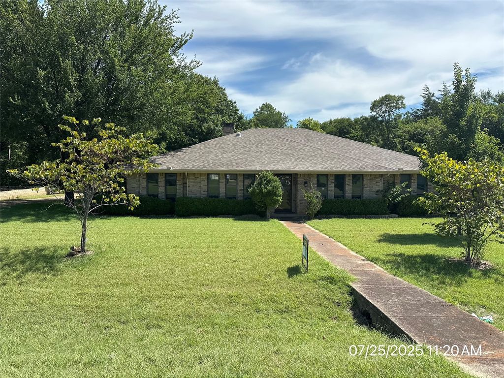 103 Red Bud Court, Oak Leaf, TX 75154