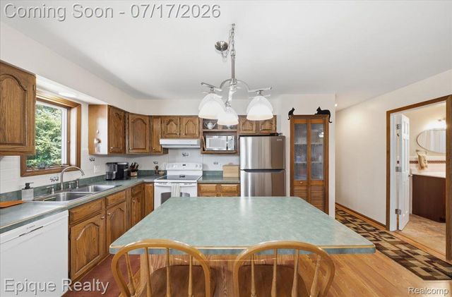 555 E Square Lake Road, Troy, MI 48085