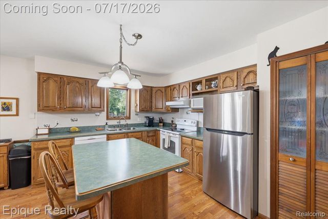 555 E Square Lake Road, Troy, MI 48085