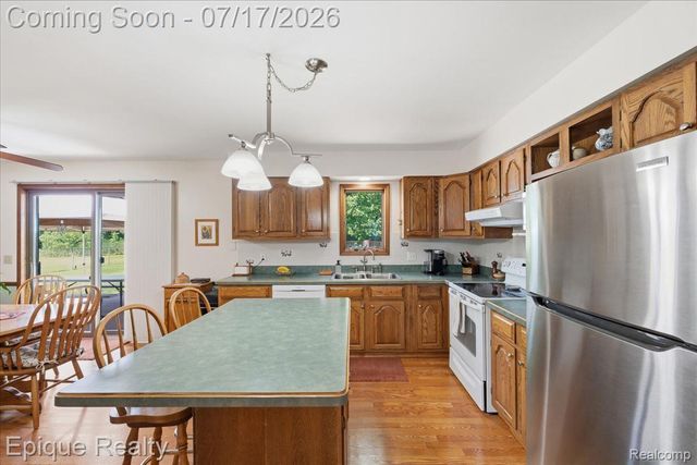 555 E Square Lake Road, Troy, MI 48085