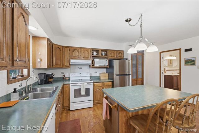 555 E Square Lake Road, Troy, MI 48085