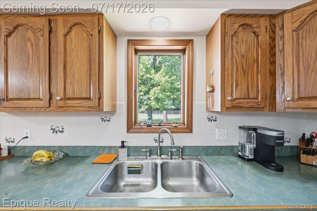 555 E Square Lake Road, Troy, MI 48085