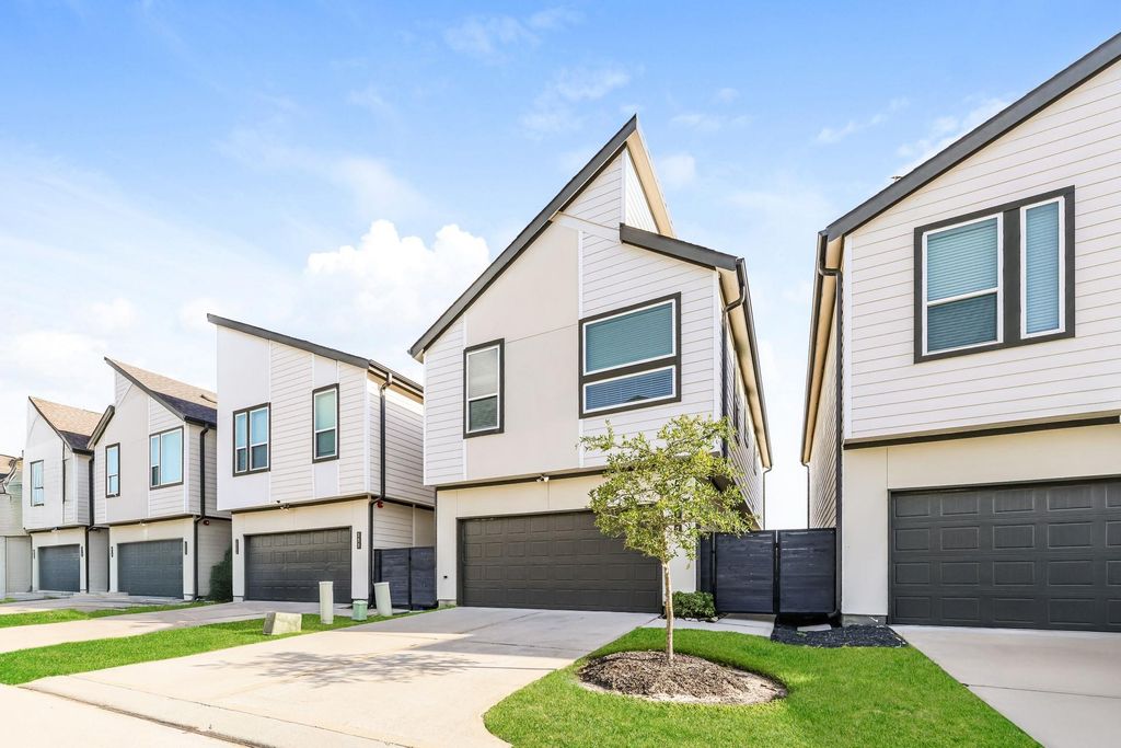 357 N Centro Circle, Shenandoah, TX 77385