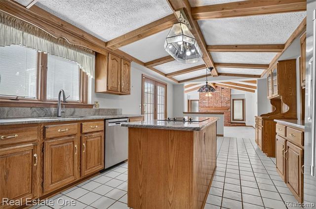 871 Stanford Court, Rochester Hills, MI 48309